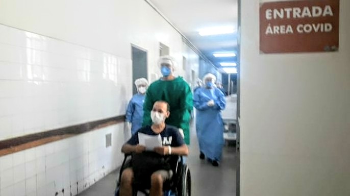 Paciente curado da Covid  saindo do hospital